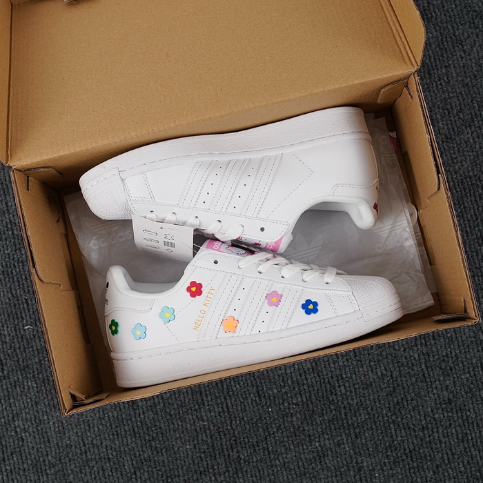 Hello Kitty x Adidas originals Superstar